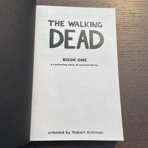 The Walking Dead hardcover graphic novel - Book One - Picture 2 of 4